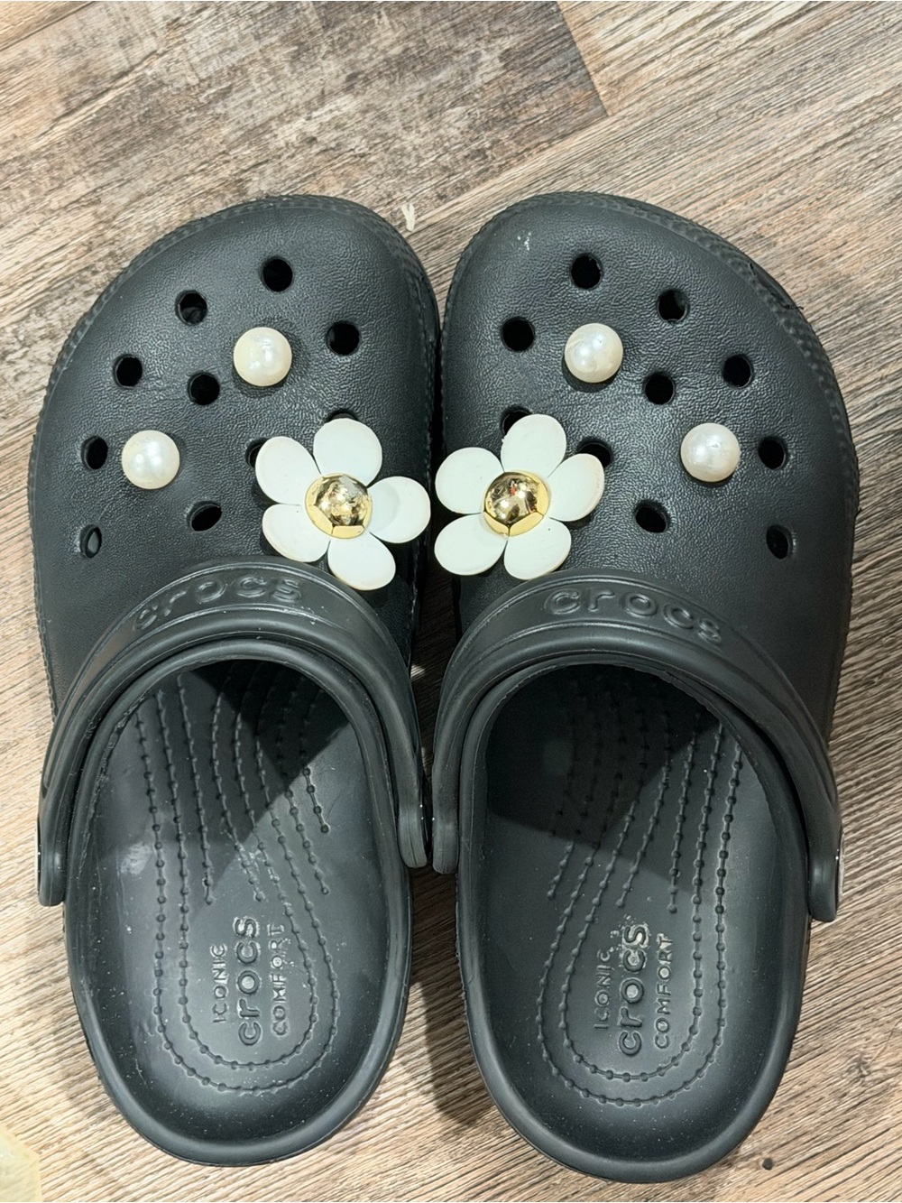 CROCS Kids Black Clogs with White Daisy & Pearl Charms